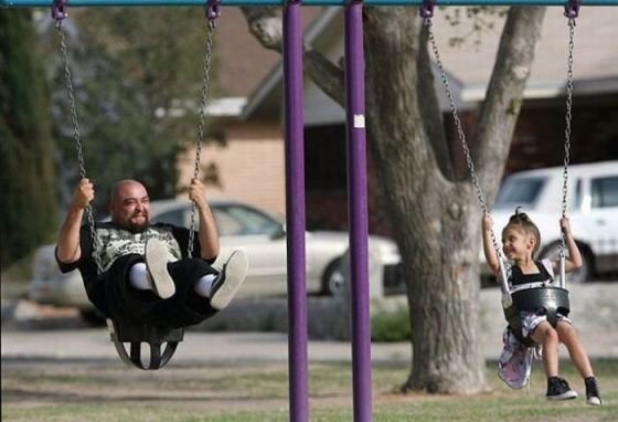 Дети на качелях