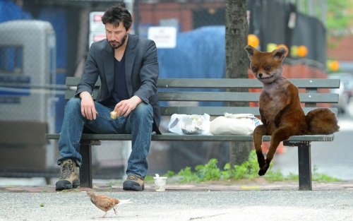 Грустный Киану Ривз на лавочке