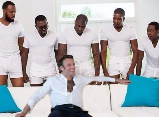 Блондинка в окружении негров