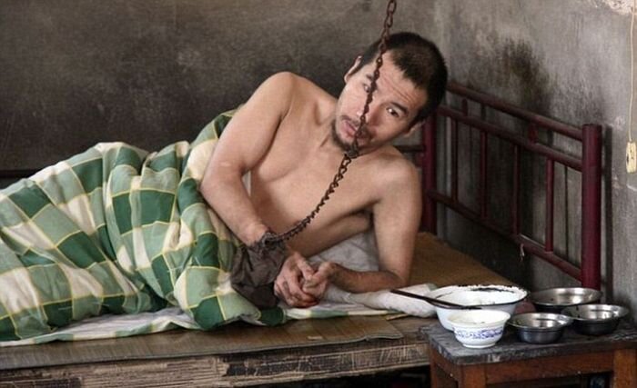 Мужчина в кандалах