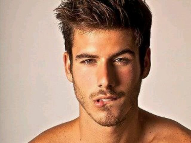 Мужчина прикусывает губу