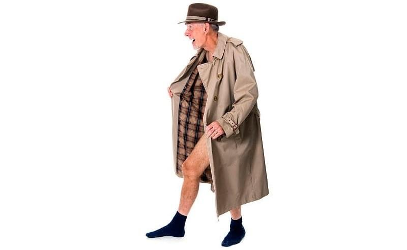 Мужик распахивает плащ