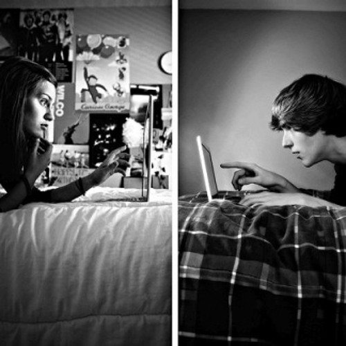 Девушка переписывается с парнем в интернет