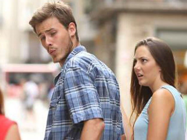 Парень оборачивается