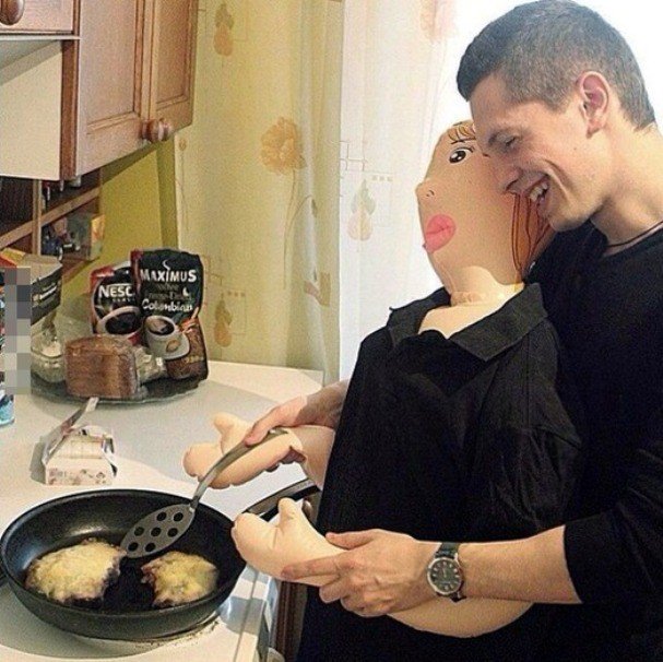 Мужчина готовит