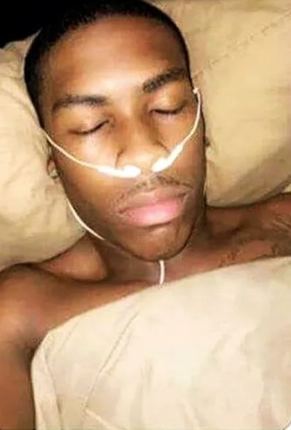 Негр с наушниками в носу Мем