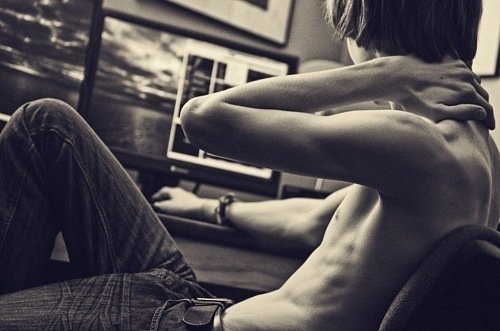 Пацан сидит на пацане