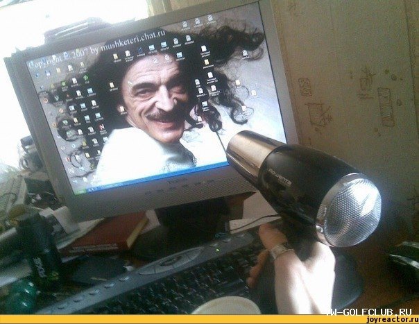 Девушка сушит феном