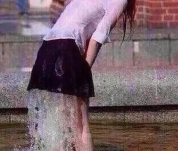 Девушки сушат феном юбки