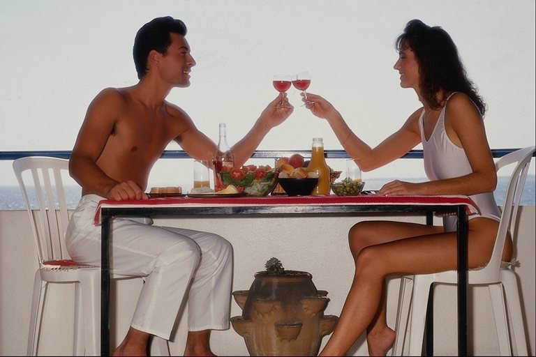 Мужчина и женщина за столом