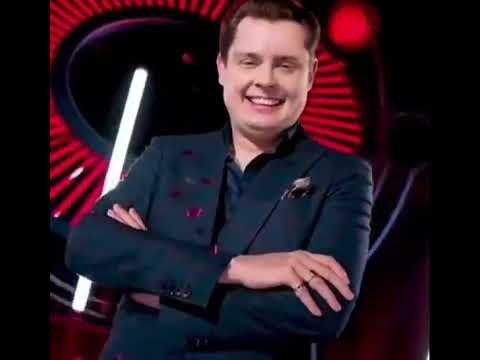 Камера крутится вокруг человека