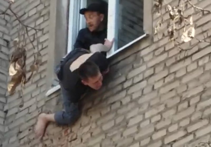 Человек выпрыгивает из окна