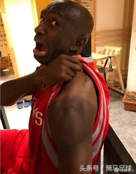 Негр загорает