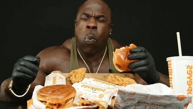 Негр ест фаст фуд