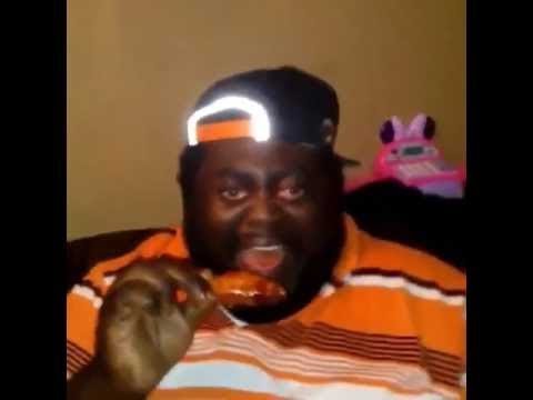 Удивленный негр с едой