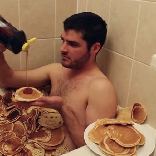 Люди едят блины