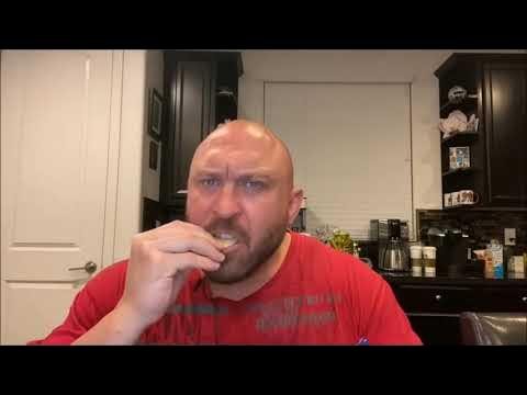 Качок хавает чипсы