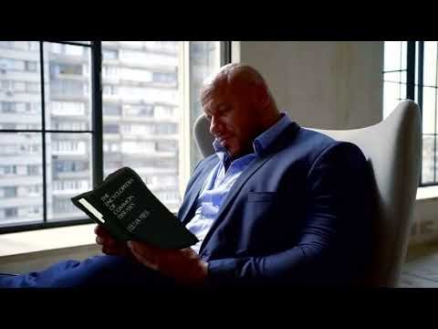 Негр читает книгу