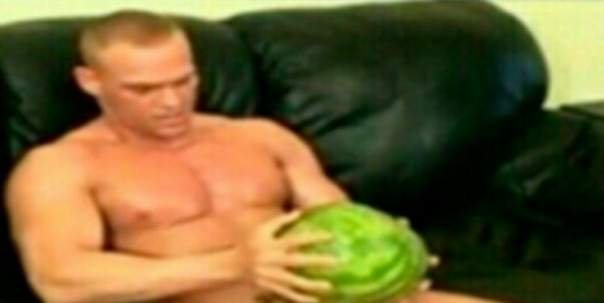 Мужик с арбузами Мем