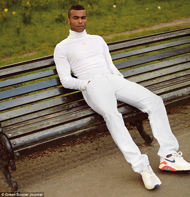 Мужик в белом спортивном костюме