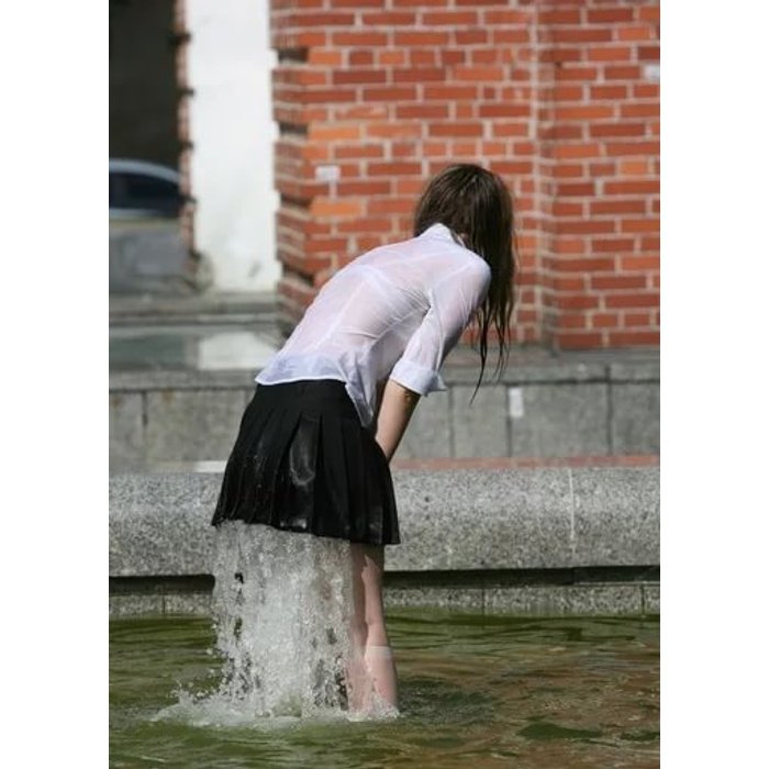 В юбке протекла девушка