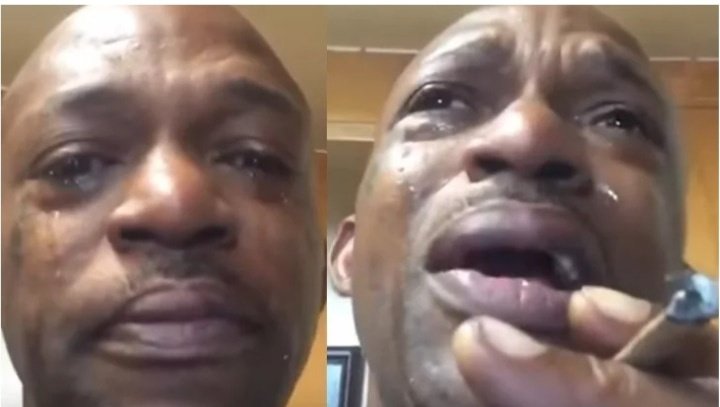 Афроамериканец плачет