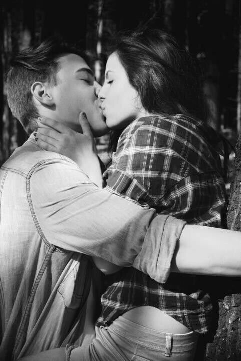 Обнимает и целует девушку