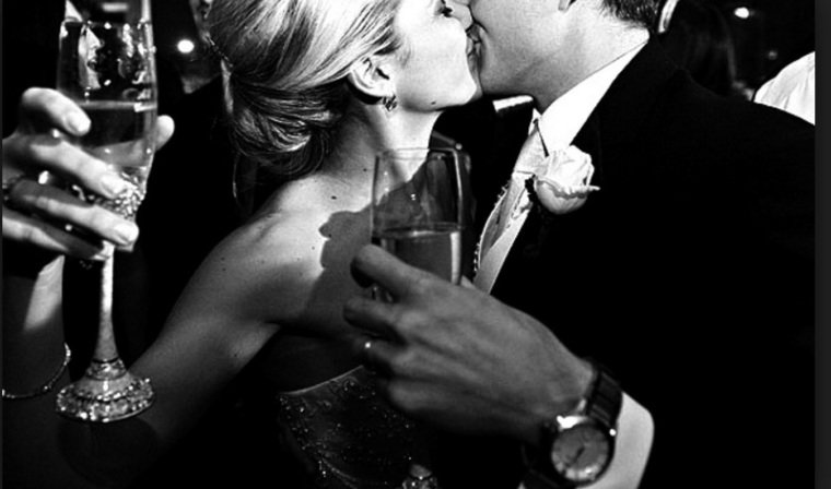 Парень с бокалом шампанского