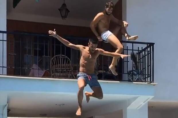 Парень прыгает в бассейн
