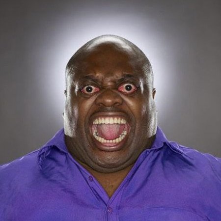 Смешной негр улыбается