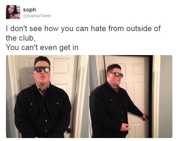 Открывает дверь Мем