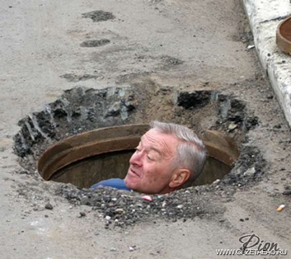 Упал в канализационный люк