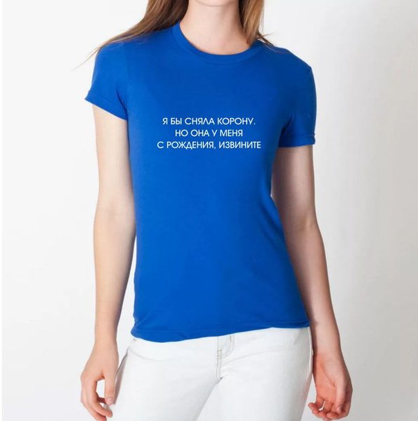 Девушка в синей футболке