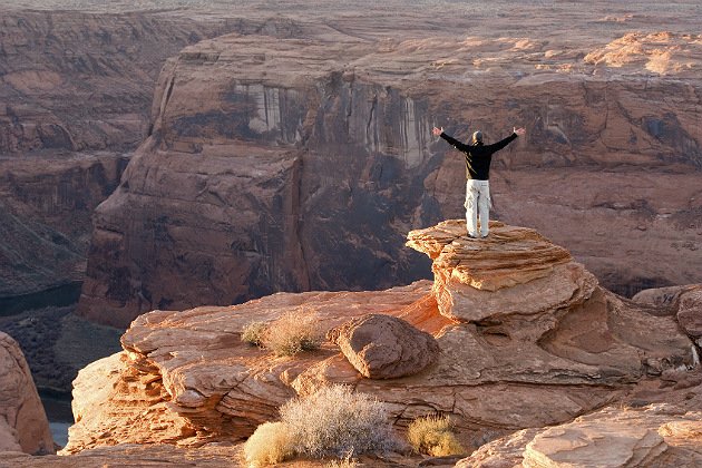 Мужик орет в горах