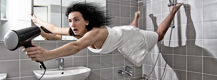 Девушка с феном в ванной