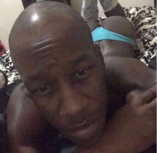 Мем заключенный роняет мыло и заходит негр