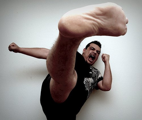 Пинок ногой