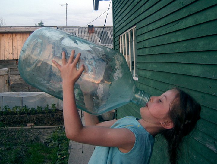 Девушка с большой бутылкой воды