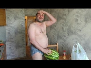 Жирный мужик с арбузами