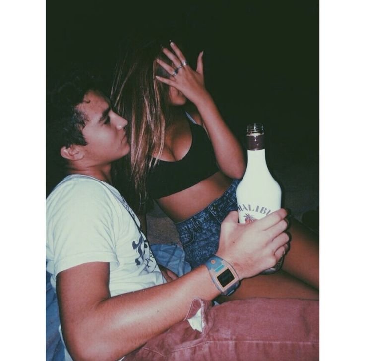 Пьяная девочка и парень