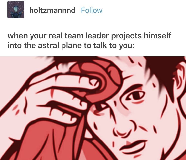 Вытирает пот