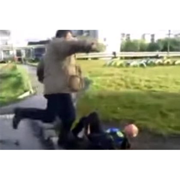 Мужик пинает школьника