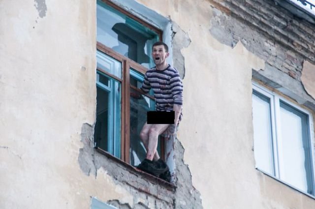 Мужик выпрыгивает из окна