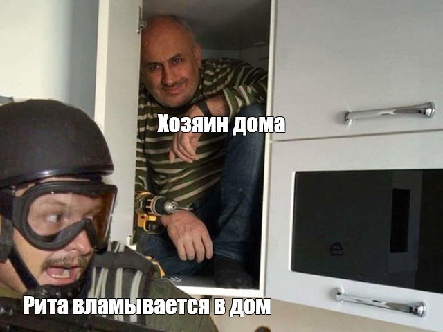 Мужик сидит в шкафу спецназовец