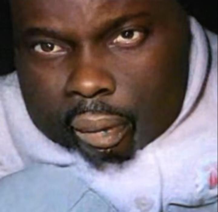 Негр го в кроватку пупсик