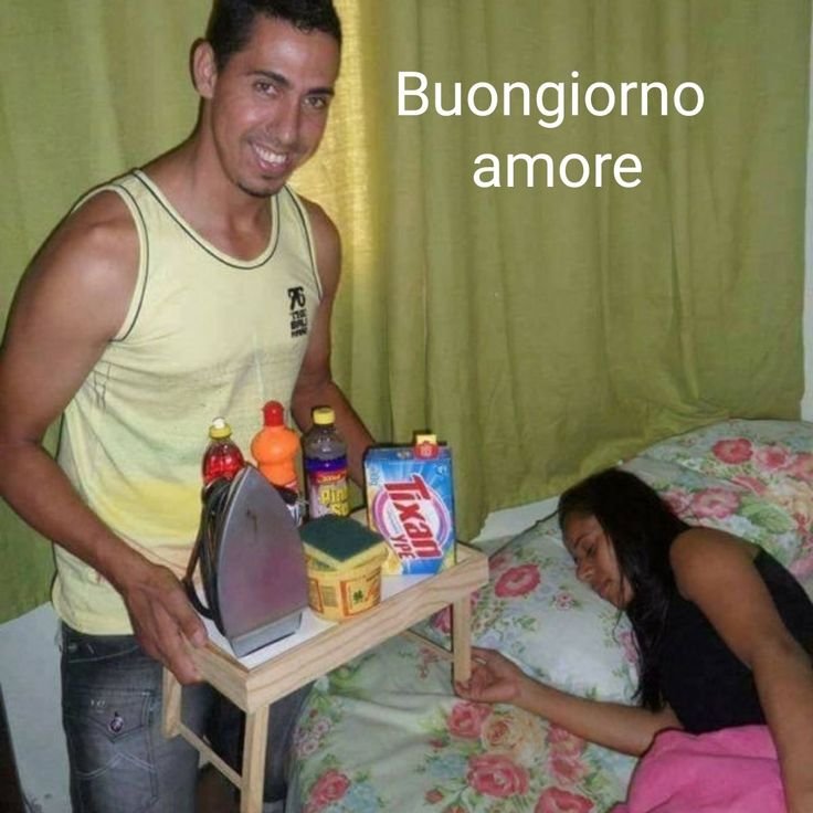 Мужчина приносит завтрак в постель