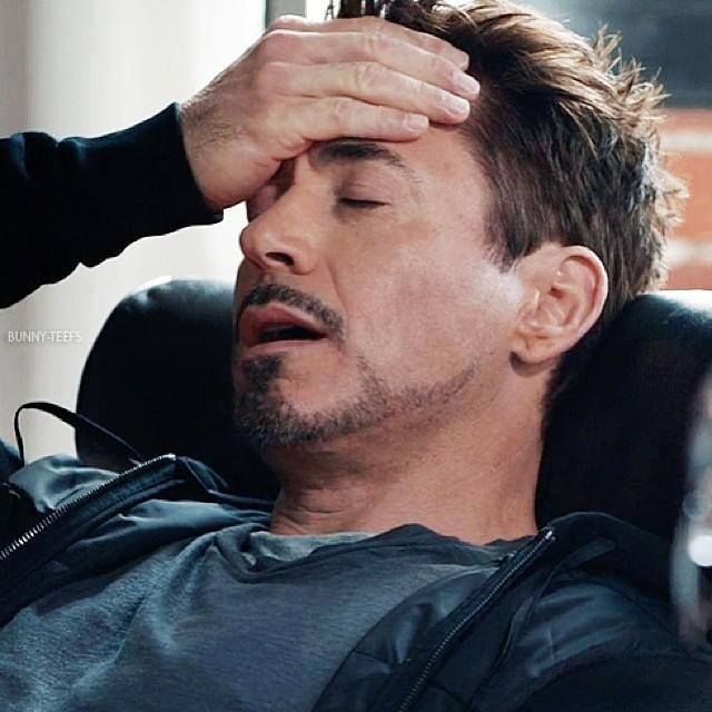 С железным человеком закатывает глаза