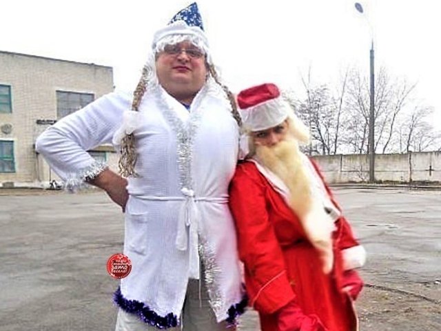 Мужчина переодетый в снегурочку