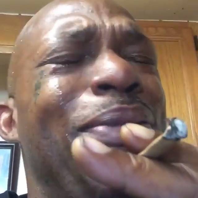 Негр грустит