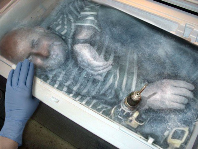 Чел прячется на кухне